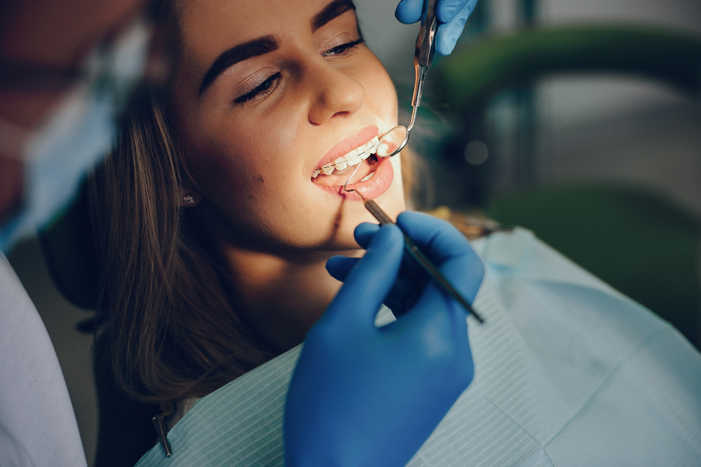 Recepcionista de Dental Brush dando la bienvenida
