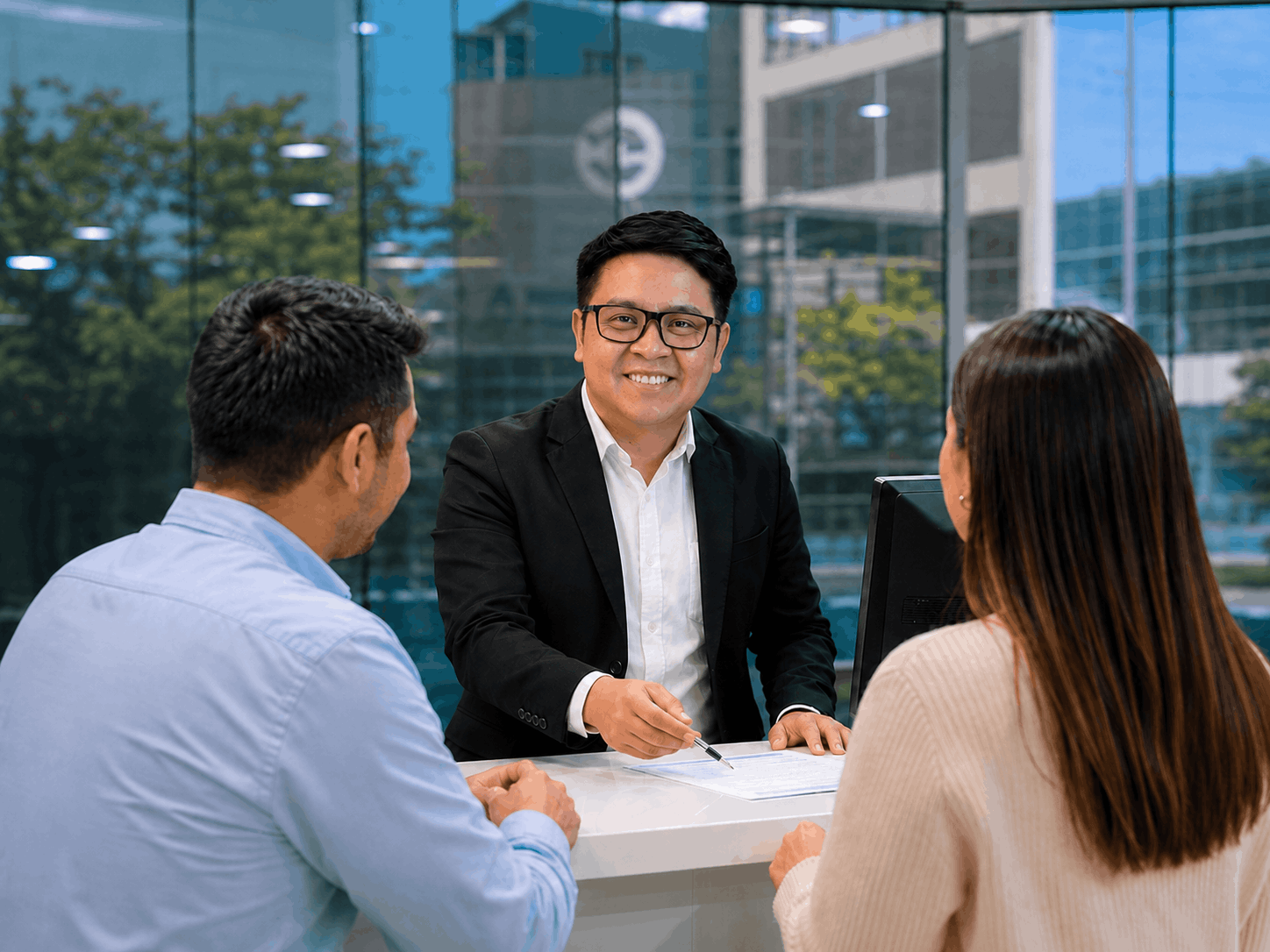 Recepcionista de Dental Brush dando la bienvenida